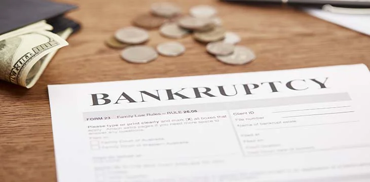 Selective focus of bankruptcy form, wallet with dollar banknote, coins and documents on brown wooden table — Photo